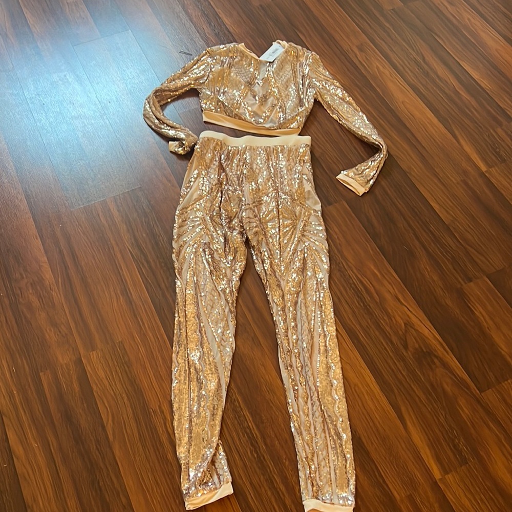 NWT- 2 piece rose gold jogger style pants with crop top size medium with sequins